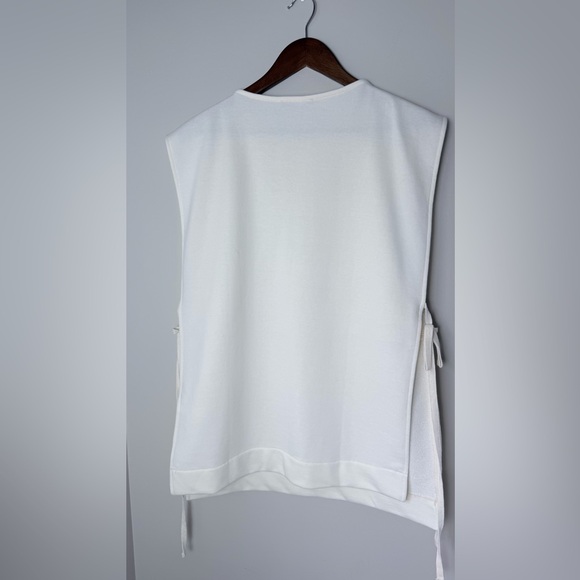 Zara Stylish White and Gold Sleeveless Blouse - Picture 11 of 15